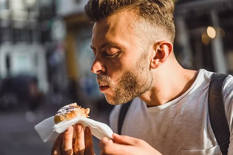 Un homme qui mange